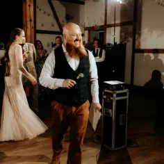 Jak napisać do DJ-a na 18? Praktyczne porady i przykłady wiadomości