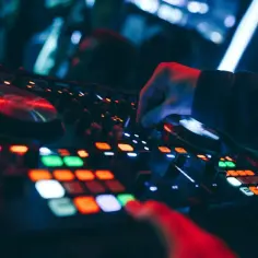 Jak zostać DJ w klubie – praktyczne kroki, które musisz znać, by odnieść sukces