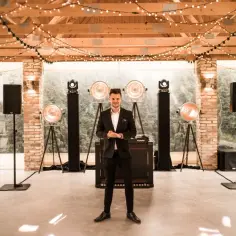 Ile bierze DJ za imprezę? Sprawdź stawki i uniknij przepłacania!