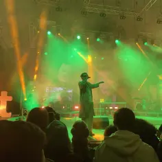 Koncert w zielonych i żółtych światłach. Na scenie raper w płaszczu, przed nim tłum. To musi być fukaj wiek!