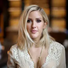 Ellie Goulding w koronkowej bluzce, z naszyjnikiem. Jej muzyka, jak te utwory, porusza serca.