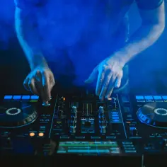 Ile naprawdę kosztuje sprzęt DJ? Porównanie cen i porady dla każdego budżetu