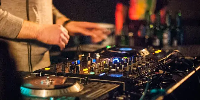 Zdjęcie Ile kosztuje DJ na 50 urodziny? Sprawdź ceny i uniknij przepłacania!