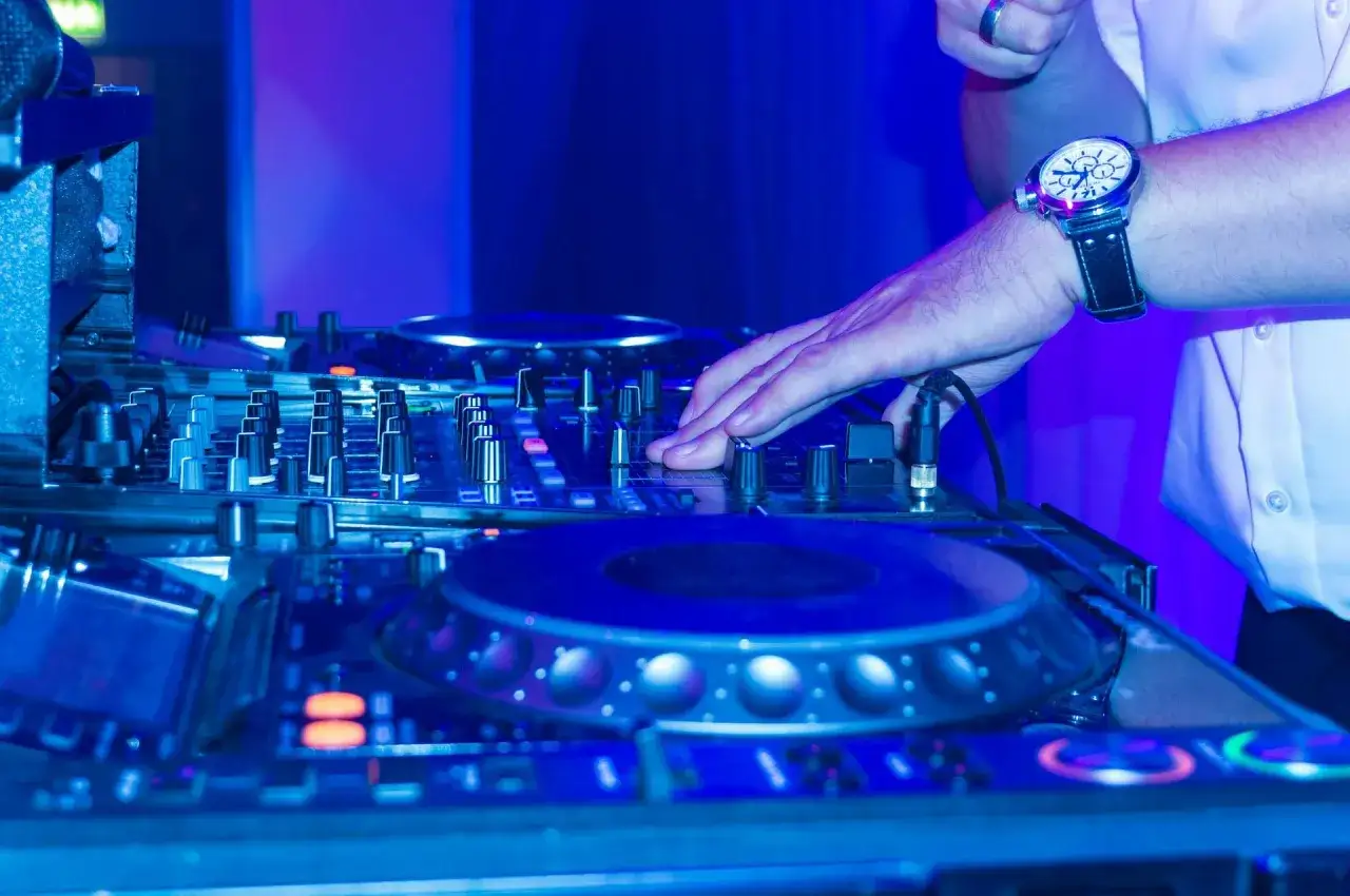 Zdjęcie Ile bierze DJ za imprezę? Sprawdź stawki i uniknij przepłacania!