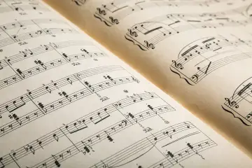 Stare nuty, być może hymn Hiszpanii tekst, rozłożone na dwóch stronach.