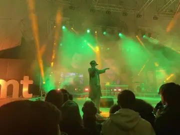 Koncert w zielonych i żółtych światłach. Na scenie raper w płaszczu, przed nim tłum. To musi być fukaj wiek!