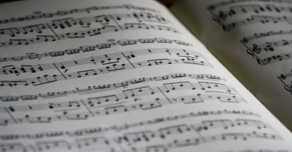 Tekst piosenki "Cyniczne Córy Zurychu" Artura Andrusa - pełna wersja