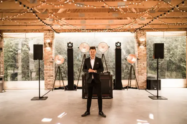 Ile bierze DJ za imprezę? Sprawdź stawki i uniknij przepłacania!