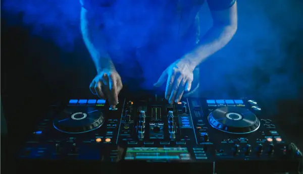 Ile naprawdę kosztuje sprzęt DJ? Porównanie cen i porady dla każdego budżetu