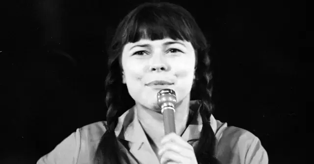 Karin Stanek z mikrofonem, warkocze i charakterystyczna grzywka. Jej niezapomniane utwory wciąż brzmią w sercach fanów.