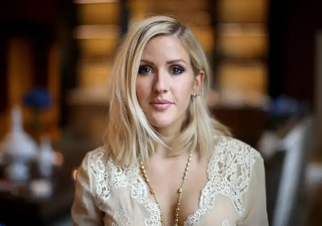 Ellie Goulding w koronkowej bluzce, z naszyjnikiem. Jej muzyka, jak te utwory, porusza serca.